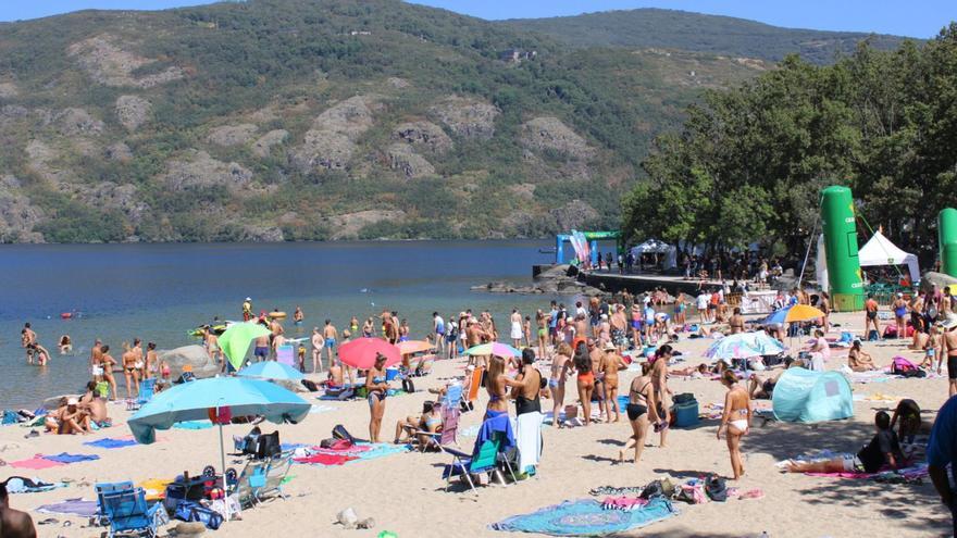 Arriba, afluencia de gente a las playas Lago de Sanabria. Abajo el monasterio de San Martín de Castañeda. | A. S.