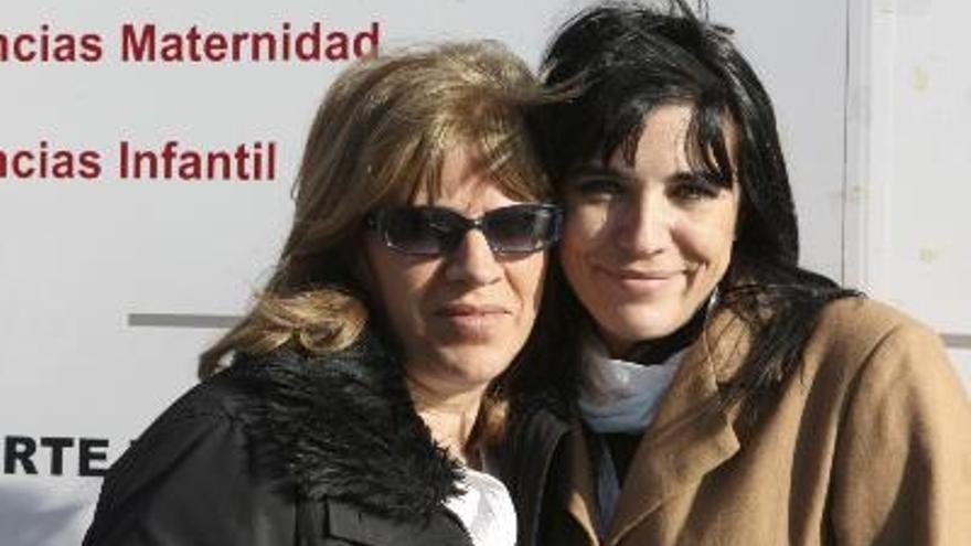 Antonia de Aisa, de 56 años, junto a su hija Ana Belén Segovia, de 34 años, con insuficiencia renal desde los veinte, a la que donó un riñón, antes de la entrevista con Efe