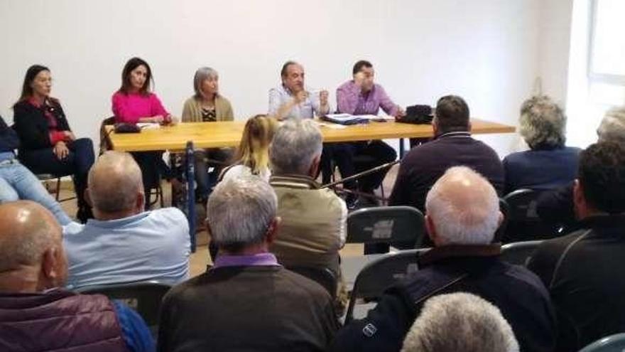 Sotelo (centro) ayer en la reunión con vecinos de O Hío. // S.Á.