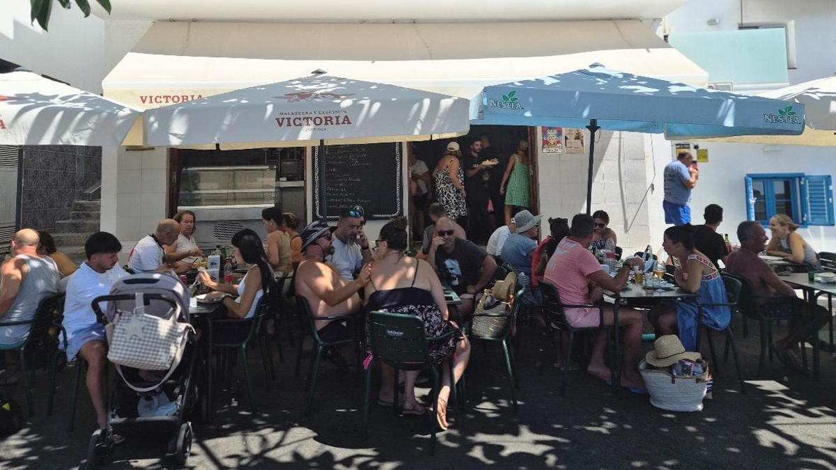 El lujo de ser un bar de toda la vida frente al mar de Tenerife