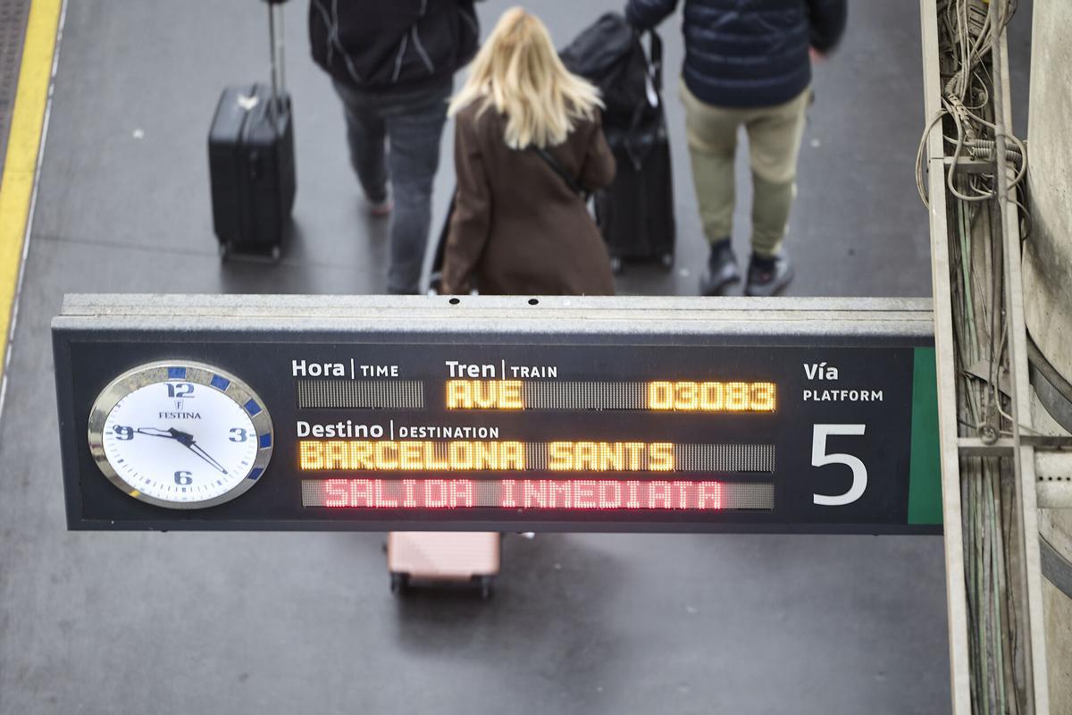 Viajeros durante la primera jornada de la huelga ferroviaria, en la estación de tren Madrid-Puerta de Atocha-Almudena Grandes.