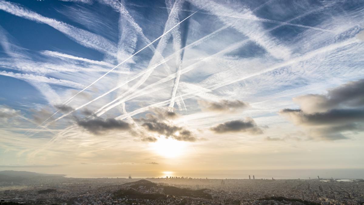 El cel de Barcelona es desperta ple de ‘chemtrails’: ¿per què?