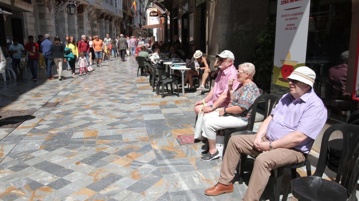 Turistas sentados en sillas preparadas para las procesiones en una imagen de archivo.