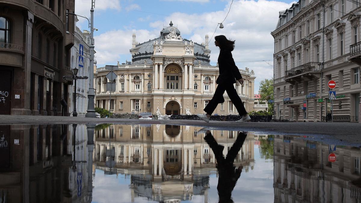 Una joven camina por el centro de la ciudad de Odesa.