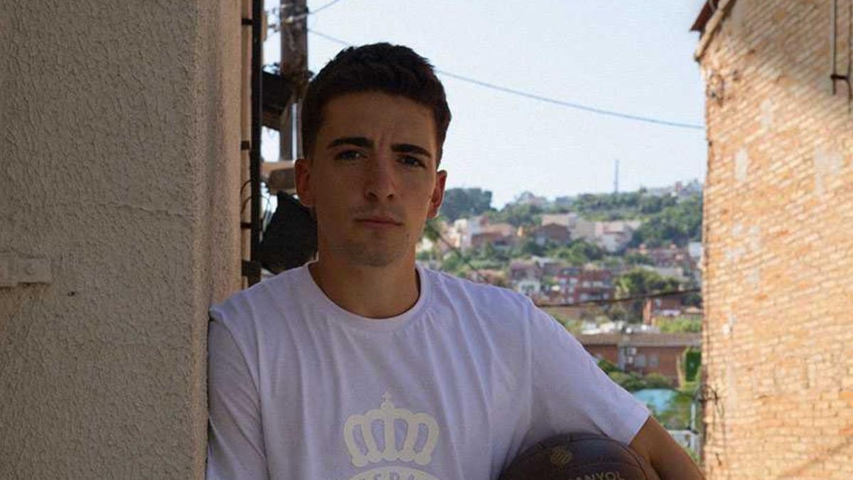 Calatrava vestido con una camiseta del Espanyol