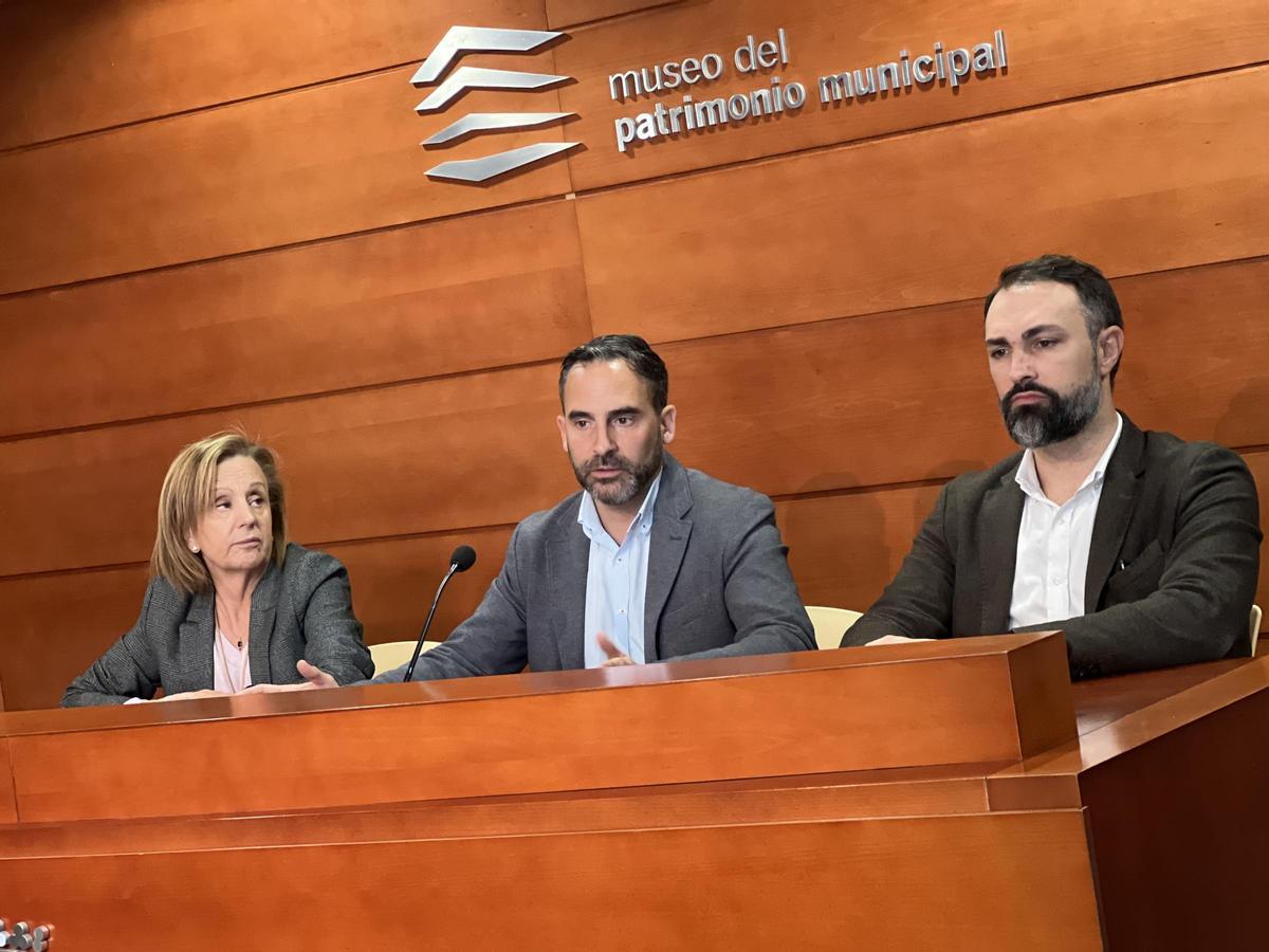 Dani Pérez presenta la moción sobre el Guadalmedina, con Begoña Medina y Mariano Ruiz.