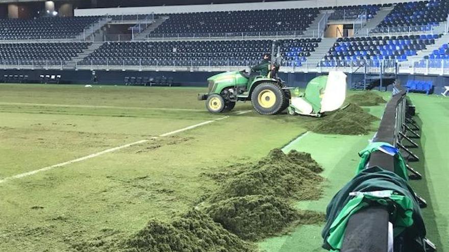 El Málaga CF inició, tras la victoria sobre el Numancia, el cambio de césped