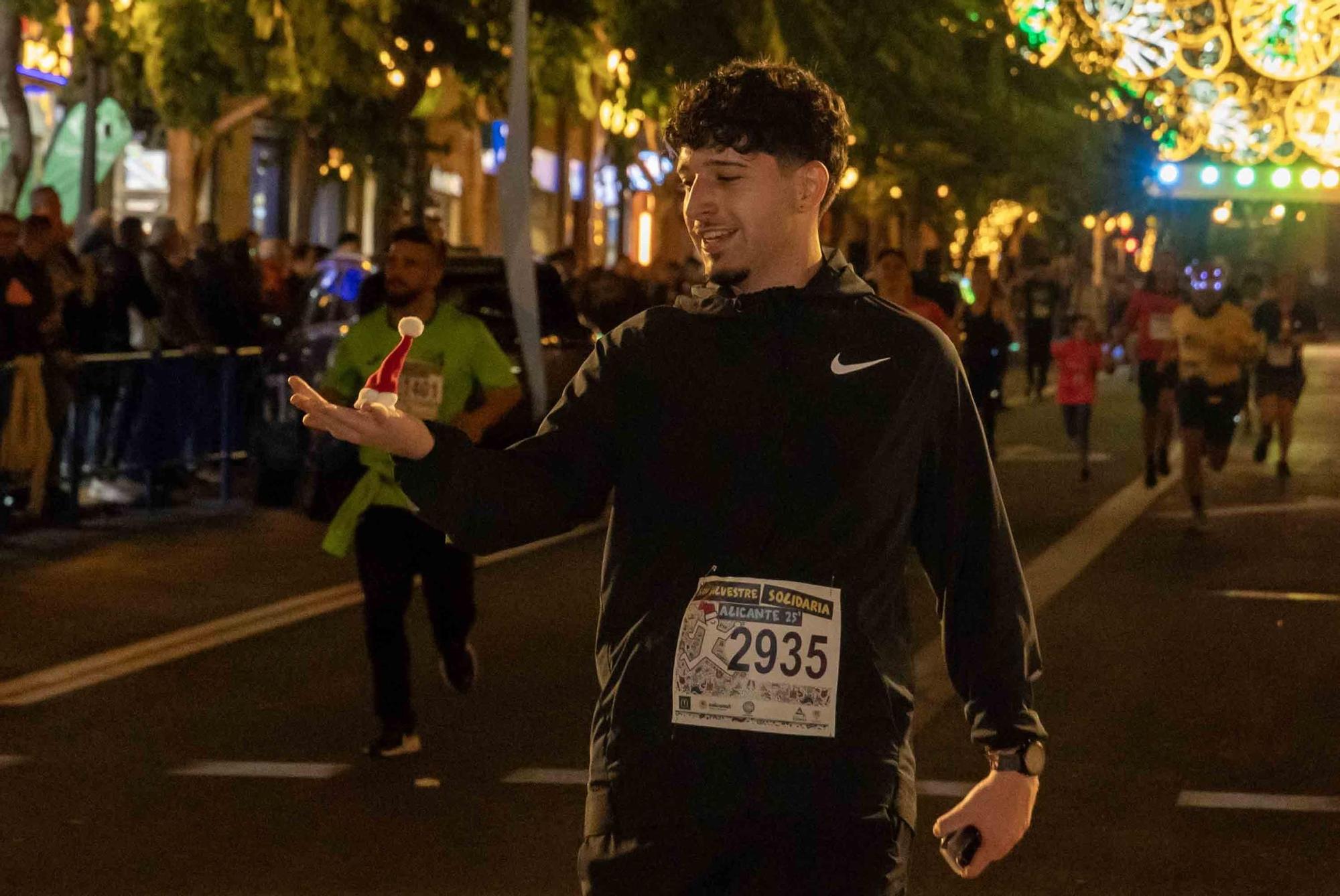 La San Silvestre de Alicante llena de colorido la ciudad