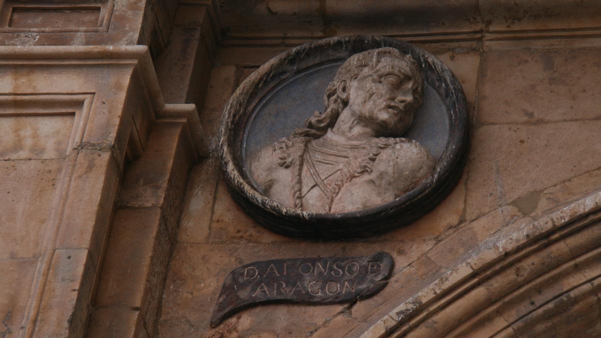 Imagen de Alonso de Aragón en la plaza mayor de Salamanca