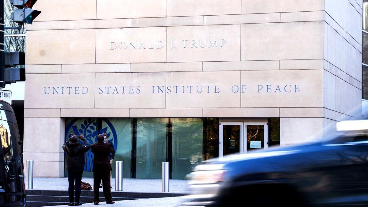 Fachada de la sede del Instituto para la Paz de EEUU, renombrado como Donald Trump.
