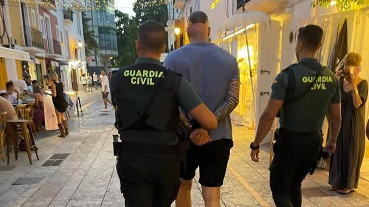 Der Hells Angel bei der Festnahme auf Ibiza.