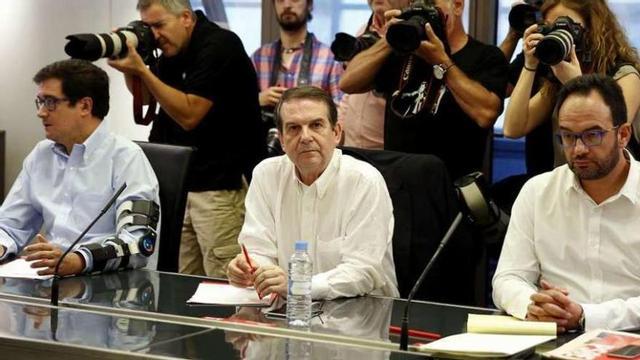 Oscar López, Abel Caballero y Antonio Hernando, de izquierda a derechar, ayer, en Madrid. // Efe