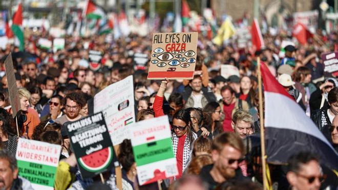 People protest against Israel during a mass demonstration called All Eyes on Gaza in support of Palestinians in Berlin, Germany, Saturday, Sept. 27, 2025. (AP Photo/Christoph Soeder)
