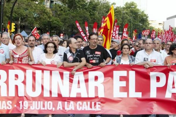 Miles de personas se manifiestan en Zaragoza