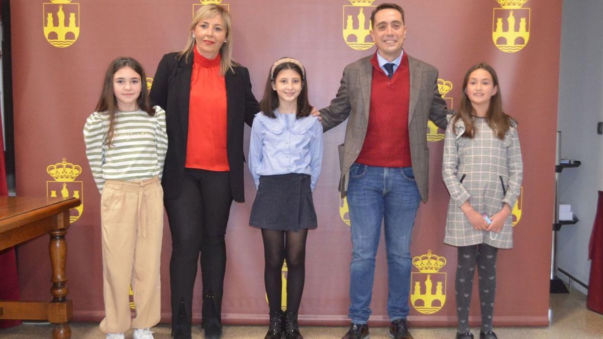 De izquierda a derecha, con la concejala de Fiestas y el alcalde:. Carla Cepeda, Ana Morales y Valle Hernández. | E. P.
