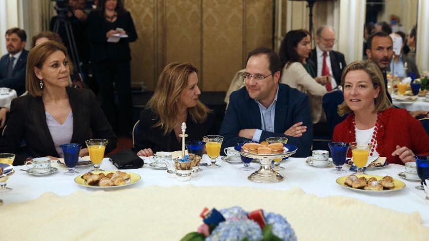 Dolores de Cospedal junto a Rosa Dávila, César Luena y Ana Oramas, ayer.