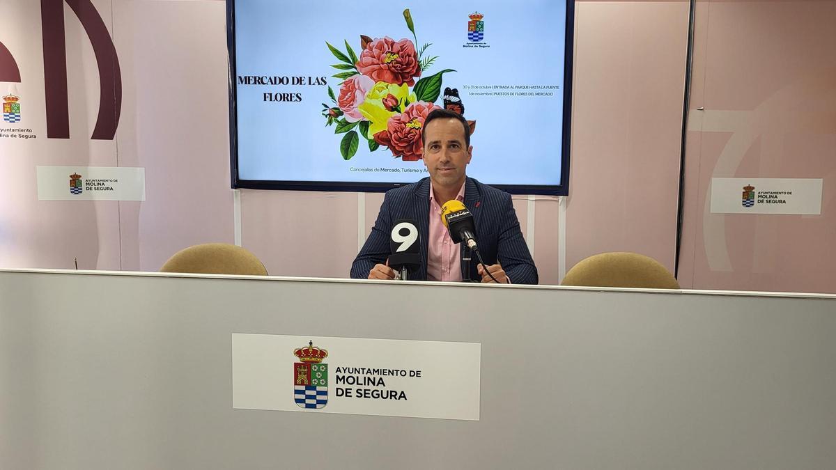 El concejal de Mercados, José Francisco Chacón, durante la presentación del Mercado de las Flores 2025 de Molina de Segura.