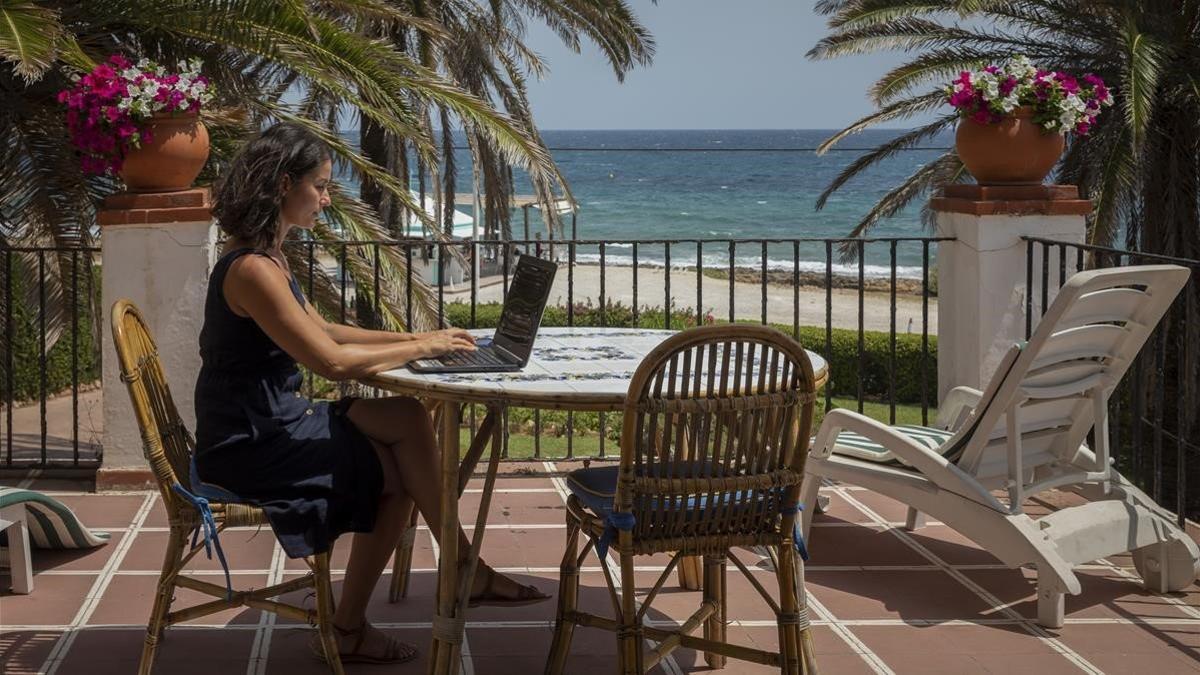 María Vanacloig, teletrabjando desde su segunda residencia, en Xàvia