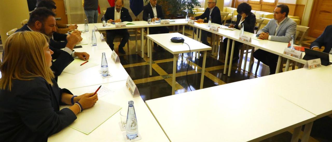 Reunión de Javier Lambán y Felipe Faci con los alcaldes del Pirineo el pasado mes de mayo. - | JAIME GALINDO