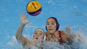 zentauroepp49222417 united states  aria fischer  left  looks to catch the ball a190726121310