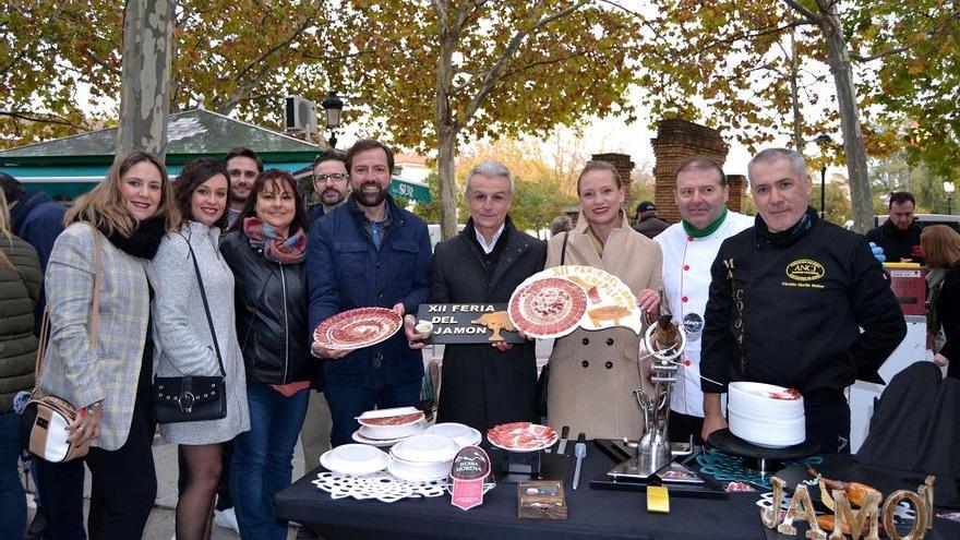 Juande Villena, Francisco Guerrero y María Antonia Domínguez, junto a otros visitantes, en la XII Feria del Jamón de Campillos.