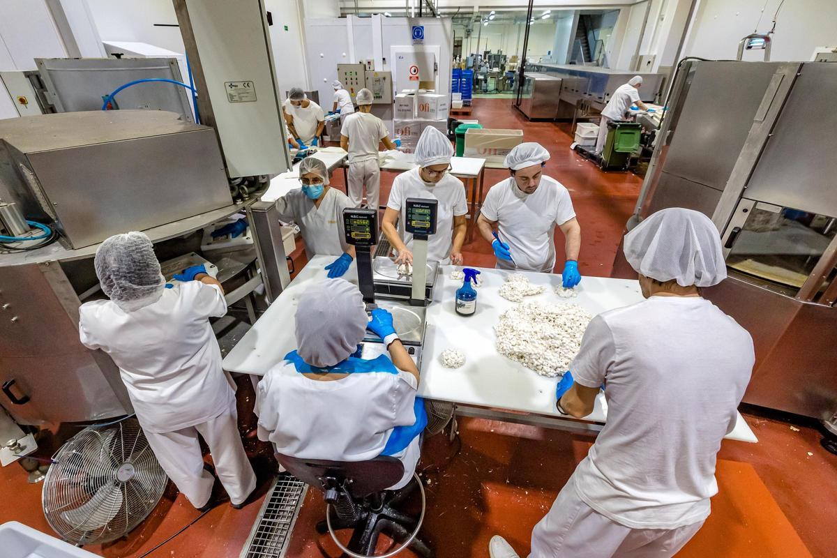 Una fábrica de turrón en Xixona.