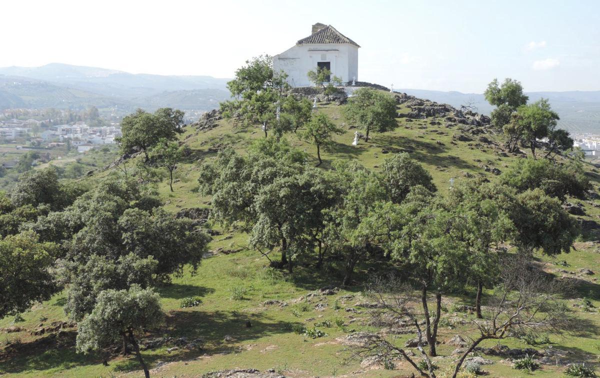 Ermita y cerro de El Calvario, con el casco urbano de Cabra al fondo.