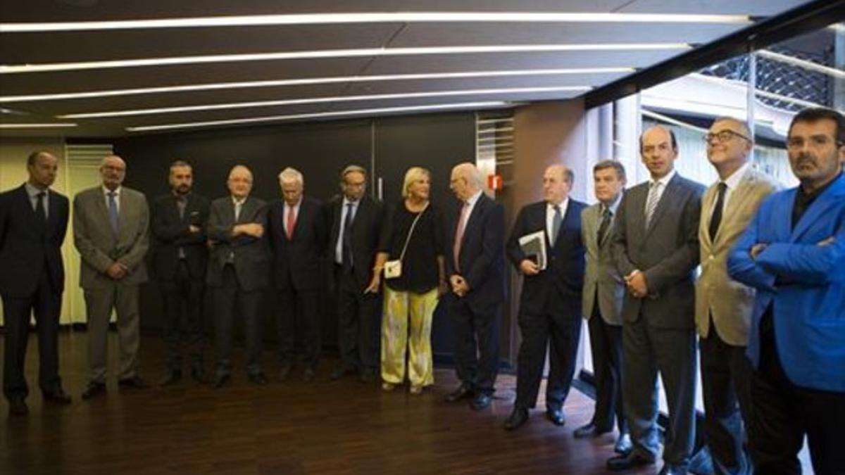 Los protagonistas 8 Núria de Gispert, con los expresidentes del Parlament Joan Rigol, a su derecha, y Ernest Benach, a la izquierda, junto con los dirigentes de las patronales y las cámaras de comercio y los cuatro economistas que intervinieron en el