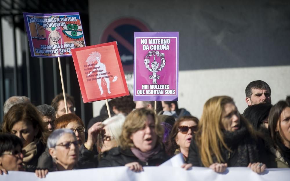 Concentración para reclamar un trato digno a mujeres sometidas a abortos