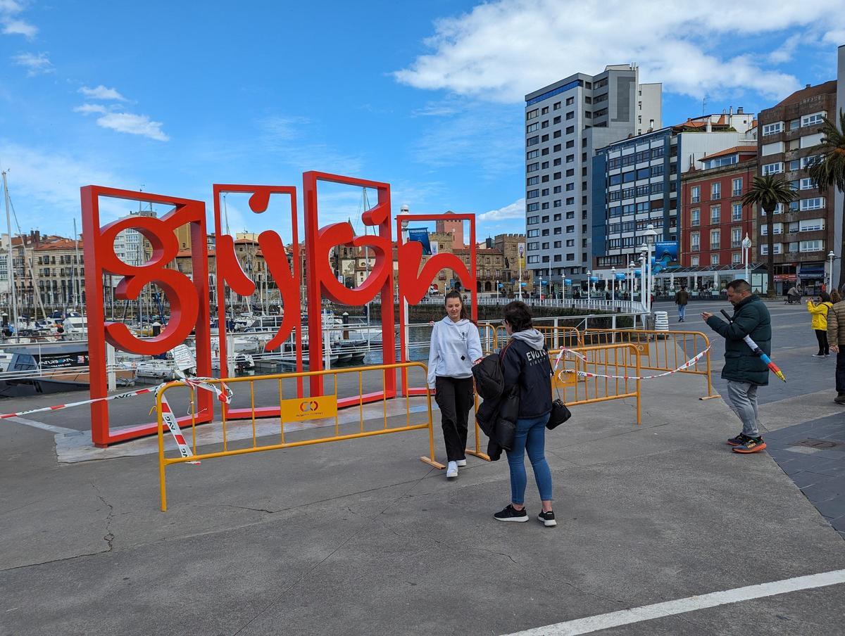 Turistas haciéndose fotos frente a las Letronas