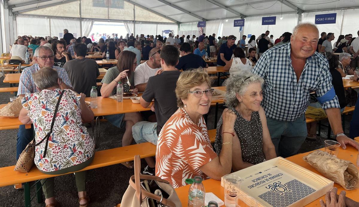 Comensales en las jornadas gastronómicas de la cofradía de Corcubión.