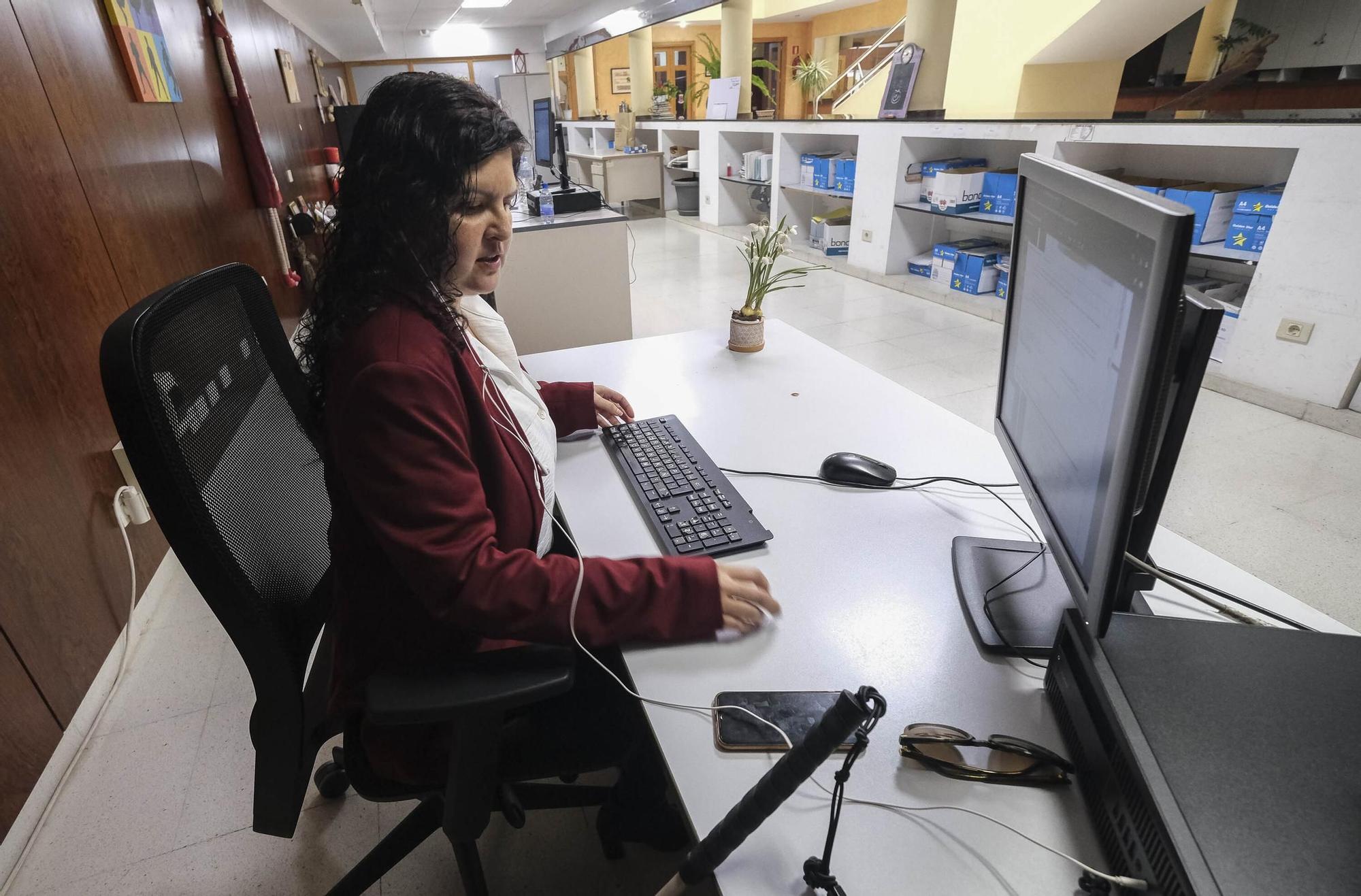 Mifaya Sánchez, con discapacidad visual, trabaja en el Ayuntamiento de Telde