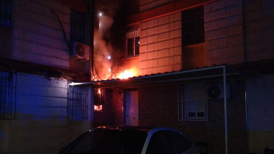 Alarma al desatarse un incendio en un edificio de Alguazas: &quot;Hay personas dentro de las viviendas&quot;