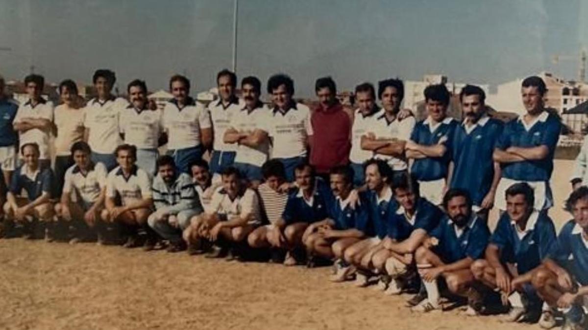 Los jugadores del equipo del Colegio de Abogados de Oviedo con sus colegas de Santander en el  año 1987.