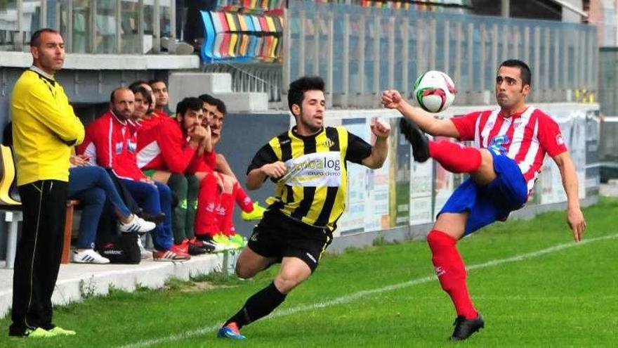 Un jugador del Cerceda trata de recuperar un balón. // Iñaki Abella