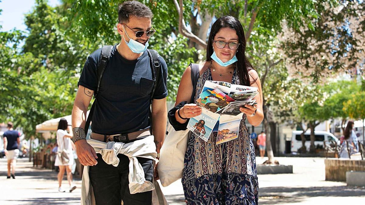 La mascarilla se resiste a desaparecer cuando ya no es obligatoria en la calle | VICENT MARÍ