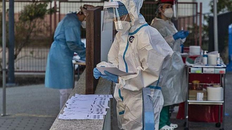 Un sanitario, antes de la realización de pruebas PCR en Sanabria.