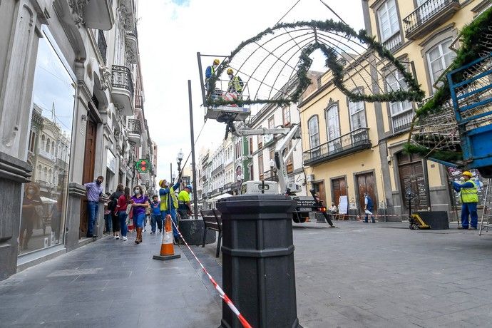 Colocado de alumbrado navideño en Triana