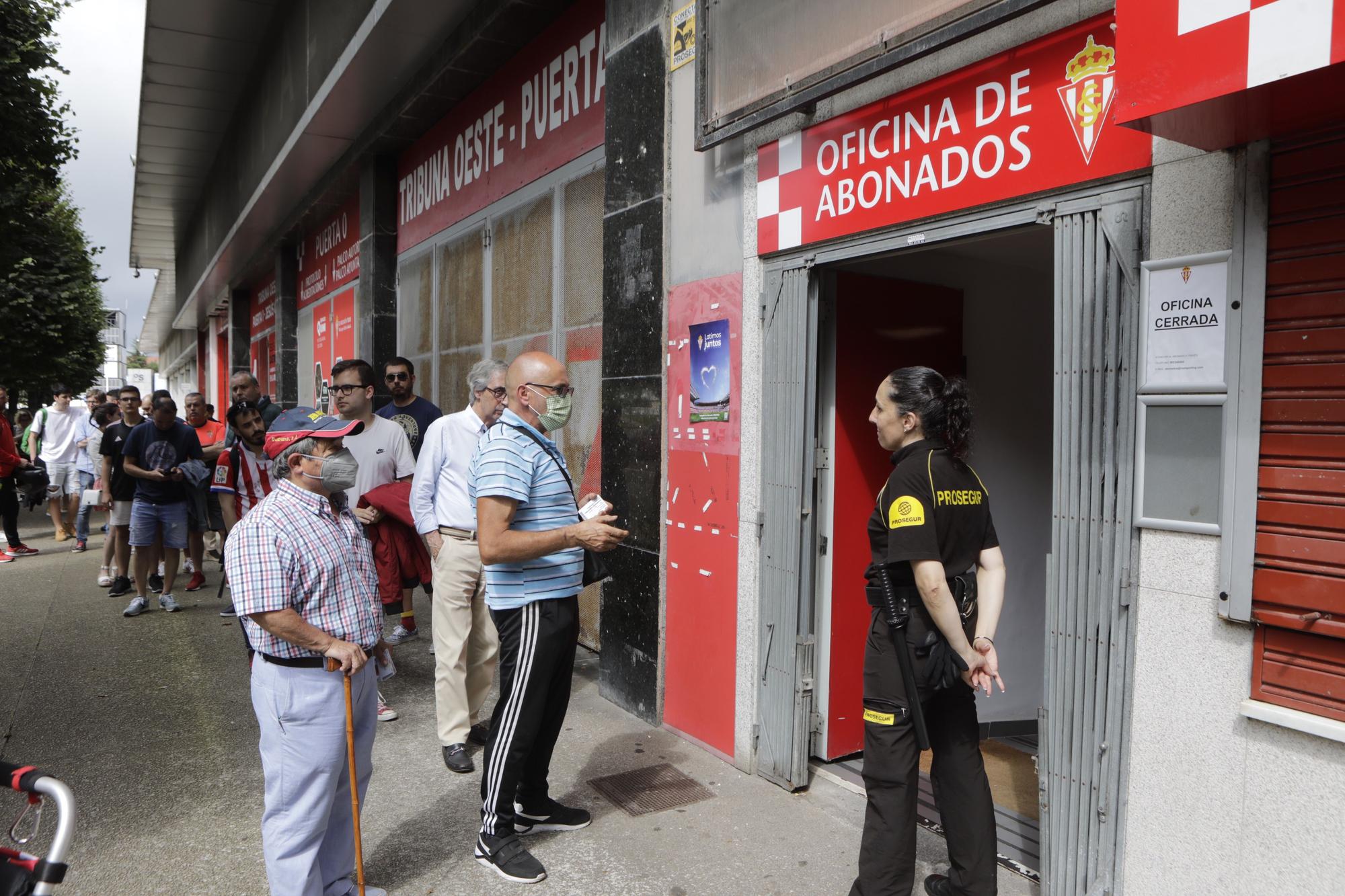 Los primeros aficionados del Sporting de Gijón renuevan sus abonos