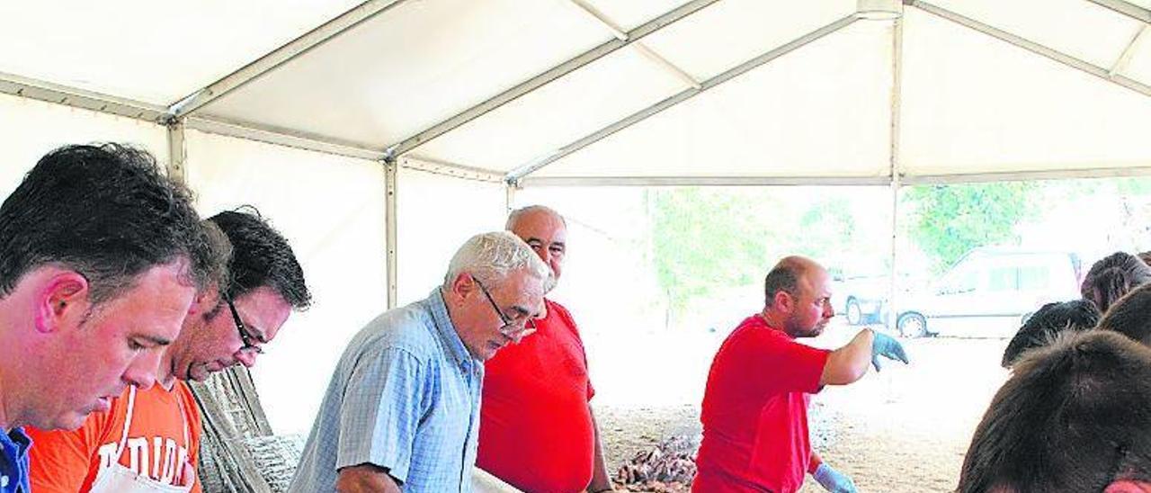 Reparto de cordero durante las fiestas de Argüelles de 2017.