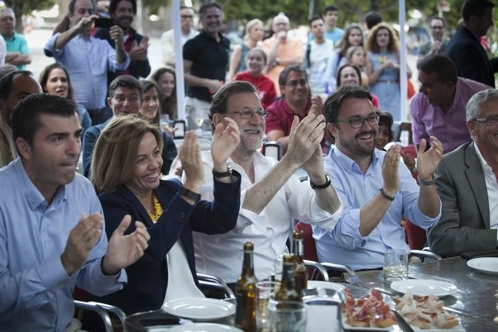 17/06/2016.Mariano Rajoy, presidente del Gobierno en funciones, ve el partido España-Turquía de la Eurocopa en Café Atlántico..Santa Cruz