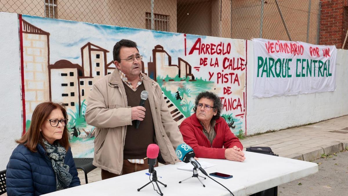 Los vecinos de Ciudad de Asís han expuesto las deficiencias que arrastra el barrio de Alicante.