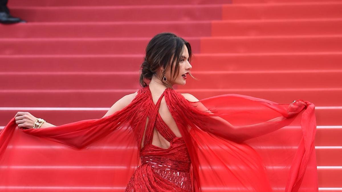 Alessandra Ambrosio con un vaporoso vestido de Julien McDonald