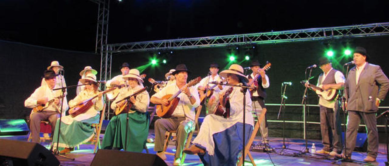 Un momento de la actuación de la Agrupación Folclórica La Pioná, durante el &#039;Memorial Horacio Cabrera&#039;, en Puerto Lajas.