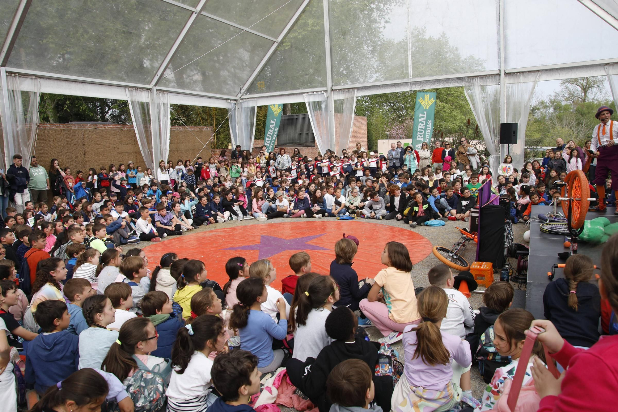 En imágenes: Diversión entre plantas para 500 escolares que celebran los 20 años del Botánico