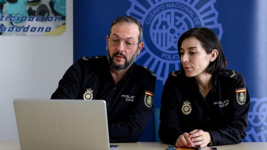 Carlos Muñoz y Laura García, agentes de la unidad de Prevención Ciudadana de la Policía Nacional, en la Comisaría de Ibiza.