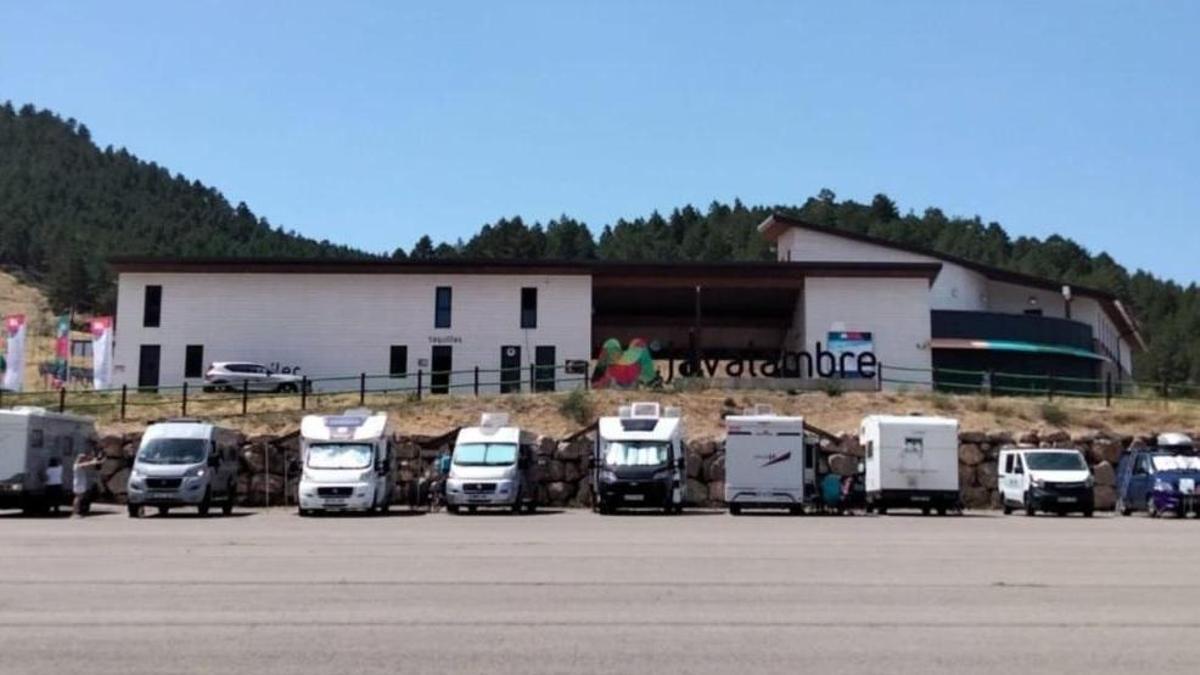 Autocaravanas estacionadas en Camarena de la Sierra (Teruel).