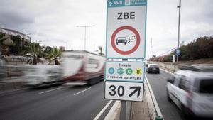 Cartel anunciando la zona de bajas emisiones, en la Ronda Litoral de Barcelona