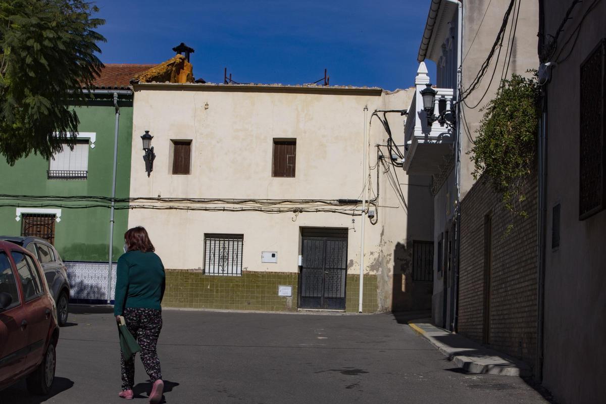 Una vecina pasea por la plaça de la Vila de Vallés, en una imagen de archivo.