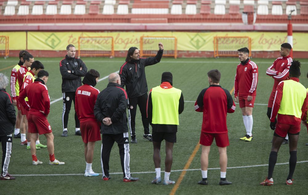 El CD Acero del Port de Sagunt entrena en el estadio Fornás antes del encuentro frente al Torrent